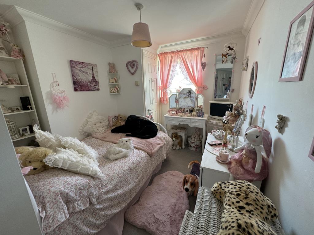 Lot: 7 - LEASEHOLD FLAT WITH PARKING SPACE - View of Bedroom 2